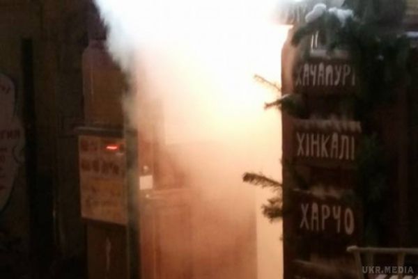 У центрі Києва горить ресторан "Чачапури". В минулому році його намагалися захопити озброєні люди.
