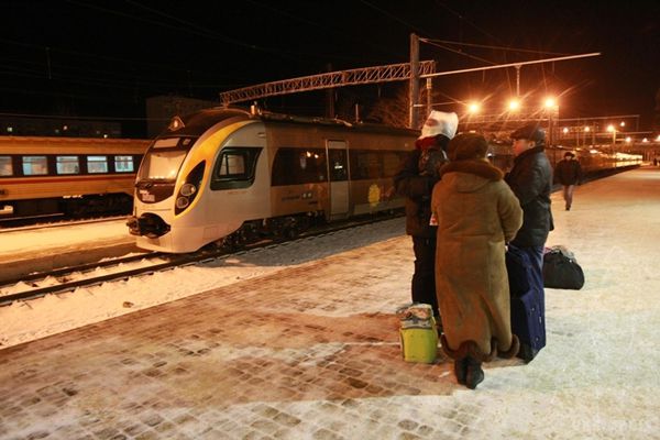 Потяг "Інтерсіті", прямуючи зі Львова до Києва, зламався посеред дороги. Потяг "Інтерсіті+" що прямував зі Львова, зламався дорогою до Києва,
