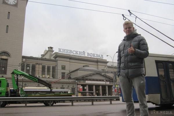 "Я - українець": футболіст збірної України відмовився від російського громадянства. .Дебютант збірної України Олександр Зінченко зізнався, що йому пропонували прийняти громадянство РФ, щоб він не вважався легіонером у чемпіонаті Росії. 