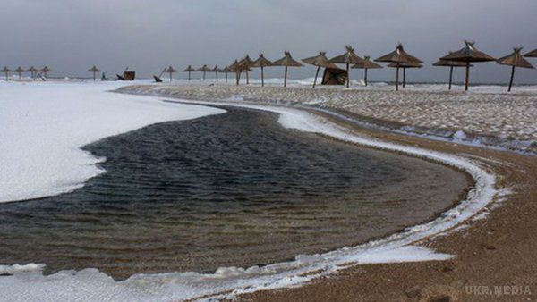 Фото, як замерзає Азовське море. Через різке похолодання Азовське море почало замерзати