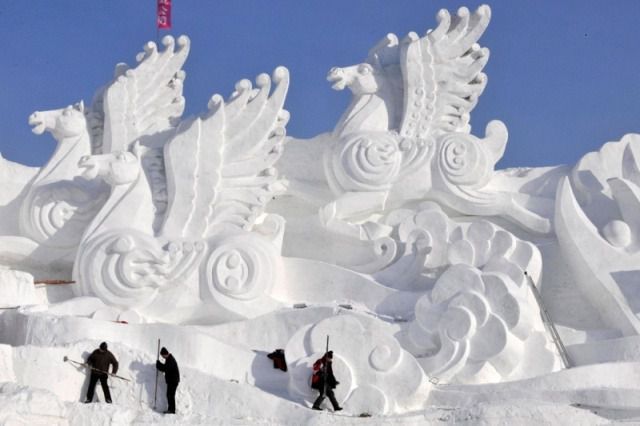 Найбільший міжнародний фестиваль льоду і снігу почався в Китаї (фото). У Харбіні - адміністративному центрі провінції Хейлунцзян (Північно-Східний Китай) - відкрився 32-й Міжнародний фестиваль льоду і снігу. На 21 майданчиках, 32 вулицях і в 56 точках міста вже споруджені різноманітні скульптури зі снігу та льоду.