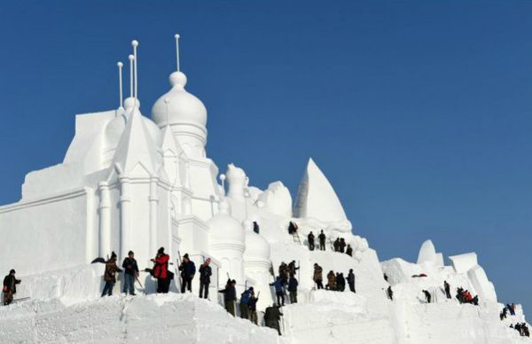 Найбільший міжнародний фестиваль льоду і снігу почався в Китаї (фото). У Харбіні - адміністративному центрі провінції Хейлунцзян (Північно-Східний Китай) - відкрився 32-й Міжнародний фестиваль льоду і снігу. На 21 майданчиках, 32 вулицях і в 56 точках міста вже споруджені різноманітні скульптури зі снігу та льоду.