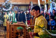 Порошенко з родиною святкує Різдво Христове на заході України. Президент України Петро Порошенко разом із родиною взяв участь у святковому богослужінні з нагоди Різдва Христового на Івано-Франківщині