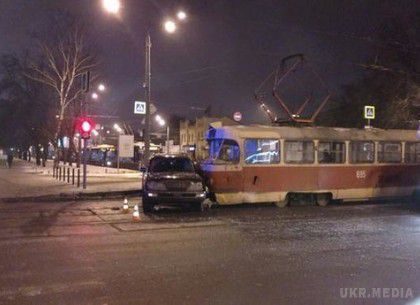 У Харкові 20-річний мажор на «Лексусі» врізався в трамвай. 6 грудня у Харкові на проспекті Гагаріна сталася ДТП за участю трамвая.