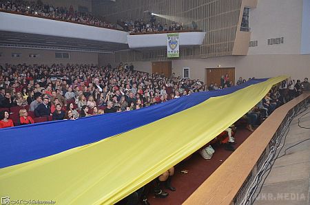 Тіні Кароль на концерті розгорнули 20-метровий прапор (ФОТО, ВІДЕО). Українська співачка Тіна Кароль зараз знаходиться у різдвяному турі містами України.