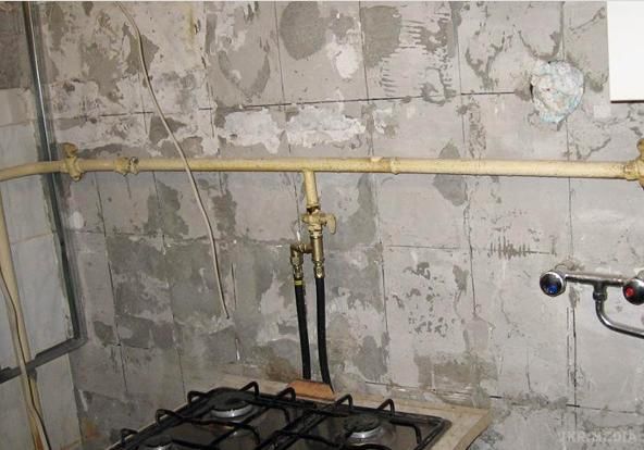 У Миколаєві в одному з будинків по газовим трубам пішла електрика. У Святвечір у Миколаєві один з будинків залишилося без газу.