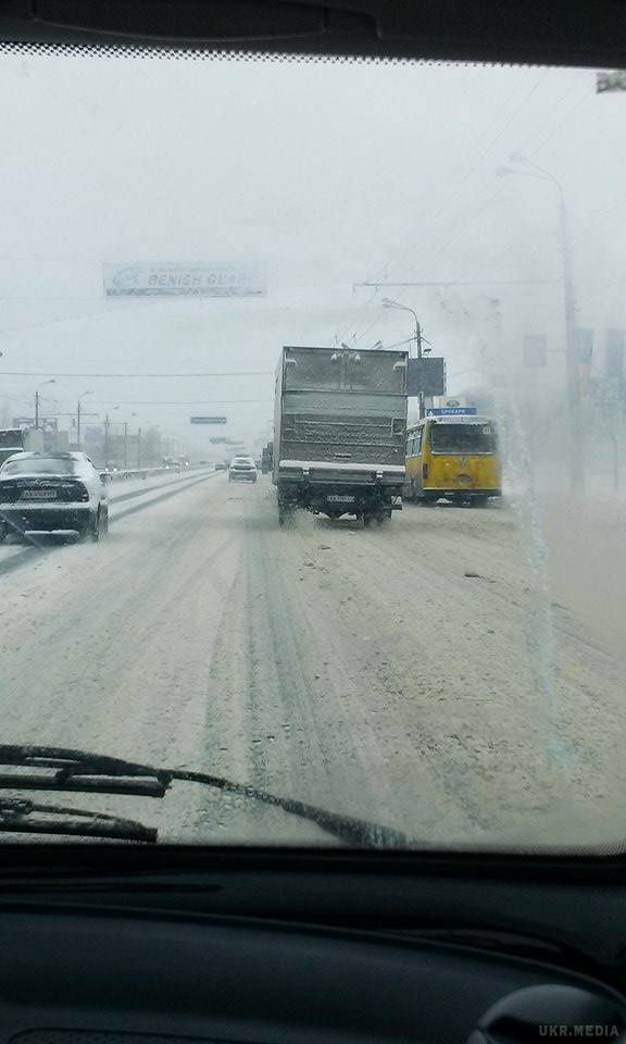 Україну накрили снігопади та хуртовини: які області постраждали найбільше . Сьогодні, 8 січня, Український Гідрометцентр знову оголосив по Україні штормове попередження.