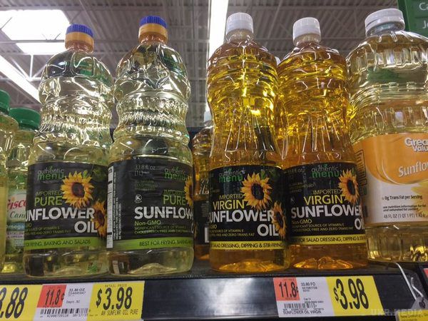 Українську соняшникову олію продають у США за $4 за літр: фотофакт. У мережі супермаркетів Walmart в США українську соняшникову олію продають за ціною 3,98 долара за 1 літр.