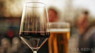 Медики: Помірного споживання алкоголю не існує. Будь-яку кількість спиртного може підвищити ризик захворювання раком.