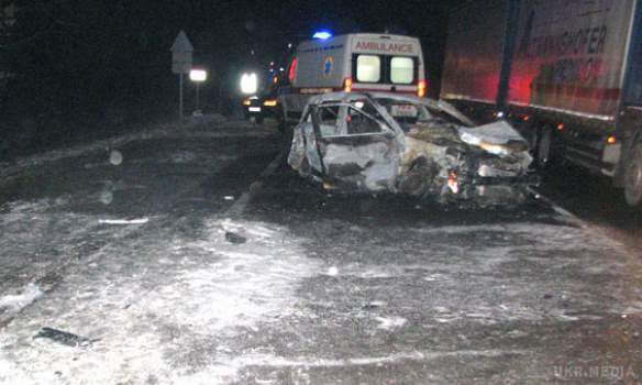 Страшне ДТП на Рівненщині: три автомобілі згоріли, одна людина загинула. Ще 2 людини госпіталізовані без свідомості.