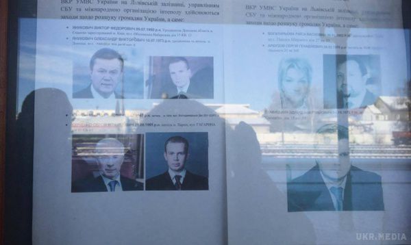 На вокзалах розвісили орієнтування на розшукуваних Януковича і «сім'ю». Така інформація розміщена на вокзалі в Коломиї