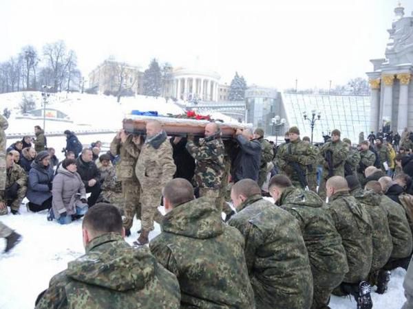  Київ попрощався з героєм Олександром Ільницьким (фотофакти, відео). Герой загинув на Донбасі від кулі снайпера, рятуючи поранену терористами місцеву мешканку.