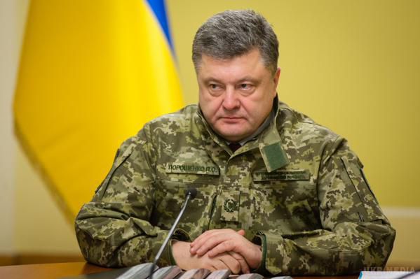 Порошенко пообіцяв підвищити зарплати військовим-контрактникам в 2,5 рази. Підвищення зарплат військових в 2,5 рази має відбутися вже цього місяця, тобто в січні 2016 року.