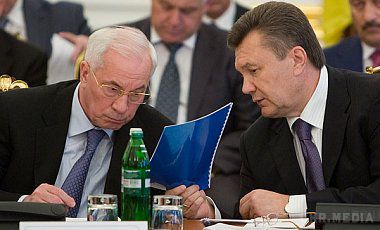 Суд заарештував пенсійні рахунки Януковича і Азарова. Суд також заборонив видаткові операції з коштами на рахунках колишніх чиновників