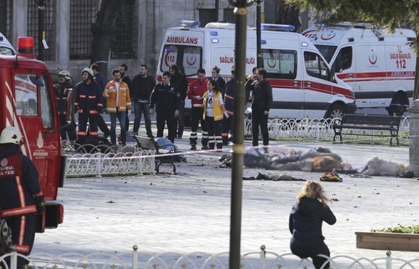 Теракт в Стамбулі: турецькі правоохоронці затримали трьох росіян. Затриманих громадян РФ підозрюють у зв*язках із терористичним угрупуванням "Ісламська держава".