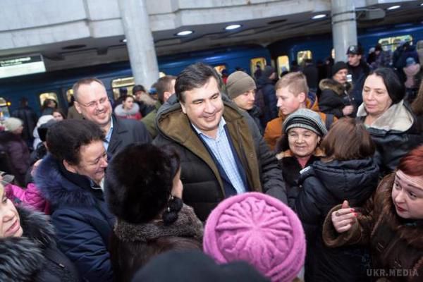 Харків'яни "атакували" Саакашвілі у міському метро (відео). Політик спустився до метро через те, що йому не дозволили розмістити в підземці рекламу Антикорупційного форуму, який пройде в місті.