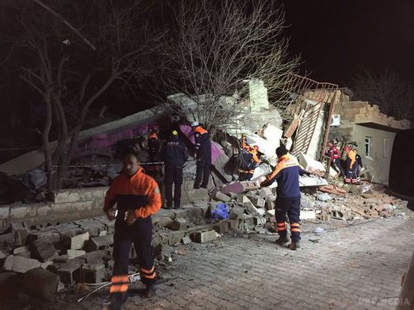 У Туреччині в результаті теракту загинули 5 людей, ще 36 отримали поранення (фото). Біля поліцейського відділку в південно-східній частині Туреччини вибухнула бомба, закладена в автомобілі.