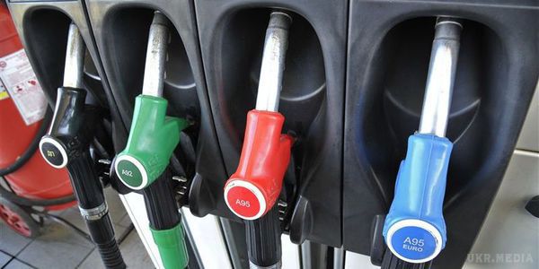 Демчишин анонсував зниження цін на бензин в Україні. Міненерго і нафтотрейдери домовилися, що ціни на світлі нафтопродукти повинні відреагувати на падіння нафти протягом двох тижнів.