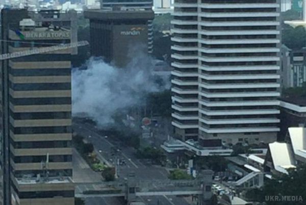 Теракт в Джакарті: нападники бойовики зайняли дах будівлі в центрі міста. Бойовики, влаштували в четвер атаку в центрі Джакарти, зайняли в центрі міста дах будівлі під назвою "Горизонт", відомого також як "Джакартський театр". 