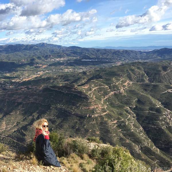 Віра Брежнєва мало не зірвалася з гори в Іспанії (ФОТО). Українська співачка Віра Брежнєва опублікувала в мережі фотографії, на яких вона підкорює одну з гірських вершин в Іспанії. 