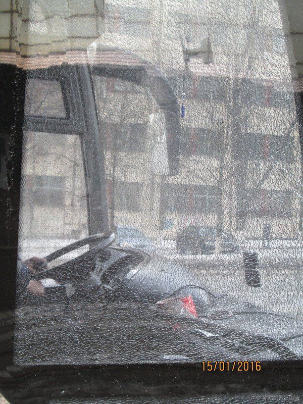 У Києві прогриміли два вибухи (фото). Невідомі кинули вибухові пристрої в автобус працівників благоустрою.