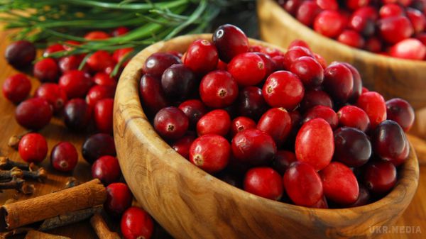  Продукт, який корисно їсти на ніч. Журавлина займає одне з перших місць серед цілющих продуктів. Однак ця ягоду можна використовувати не тільки в лікувальних цілях.