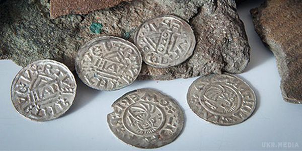 Скарб століття: знайдено 700 середньовічних монет. Знахідку виявив перехожий в листопаді 2015 року, але музей оголосив про це тільки в січні.