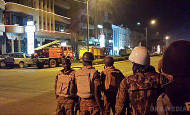 У захопленому Аль-Каїдою готелі у Буркіна-Фасо вбито 20 чоловік. Близько 4:00 силовики почали штурм готелю, захопленого терористами. В будівлі терористи продовжують утримувати заручників.