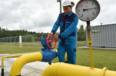 Чому газ для України дешевшає, а для українців – ні. Світові ціни на газ і нафту продовжують знижуватися, у той час як тарифи на газ для населення в Україні не будуть переглядатися, як мінімум, до кінця опалювального сезону. 