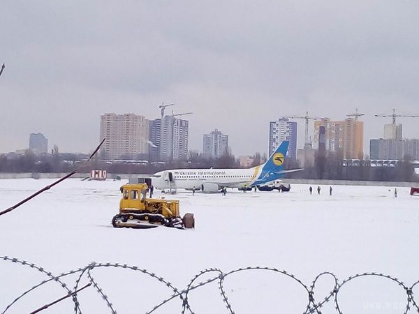 НП в аеропорту Києва: Оприлюднені фото. Літак відхилився від курсу на півсотні метрів вже на посадковій смузі.