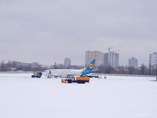 НП в аеропорту Києва: Оприлюднені фото. Літак відхилився від курсу на півсотні метрів вже на посадковій смузі.