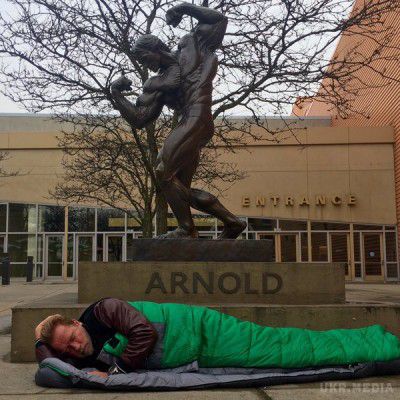 Арнольд Шварцнеггер прикинувся бездомним та заснув біля свого пам'ятника. Колишній губернатор штату Каліфорнія і знаменитий голлівудський актор Арнольд Шварценеггер прикинувся бездомним та заснув біля власного пам'ятника в Огайо. Фотографія з'явилася на сторінці актора в соціальній мережі Instagram.
