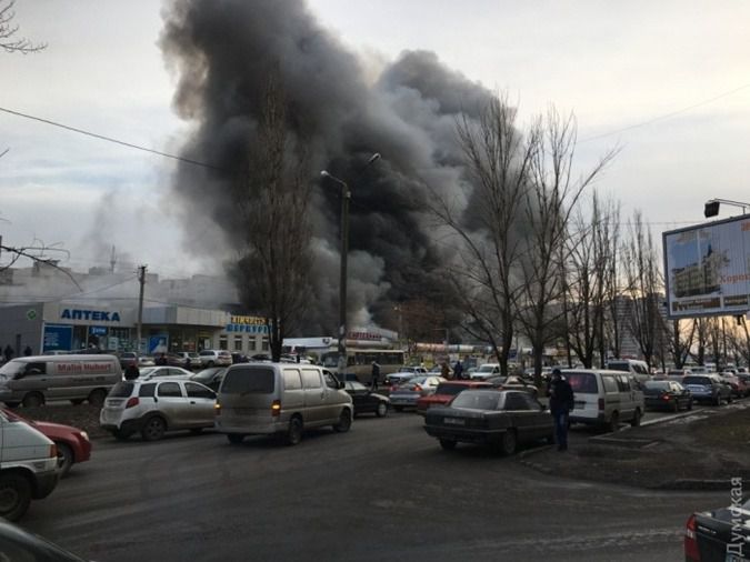 У центрі Одеси масштабна пожежа - горить ринок. Масштабна пожежа в Одесі – на житломасиві Котовського горить ринок.