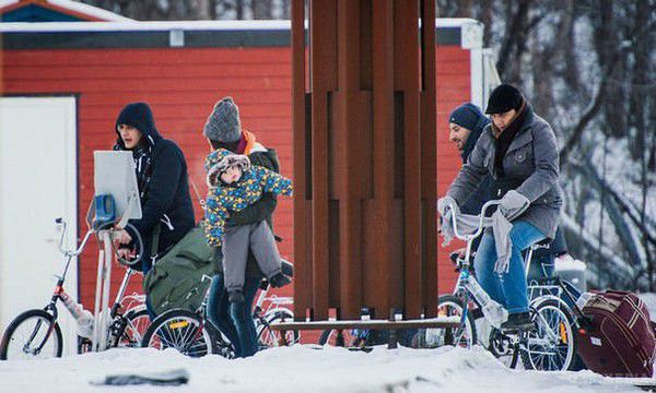  В 20-градусний мороз Норвегія відправить біженців назад в Росію на велосипедах. Уряд Норвегії прийняв рішення вислати назад тисячі біженців в Росію, звідки вони прибули. Мігранти повинні будуть покинути країну таким же чином, як і приїхали, тобто на велосипедах.