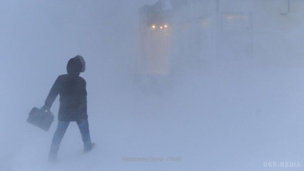Штормове попередження Україні продовжили ще на дві доби. У неділю, 17 січня, по Україні оголошено штормове попередження&quot;Вдень 17 січня в південних, східних та більшості центральних областей складні погодні умови: сильний сніг, на півдні