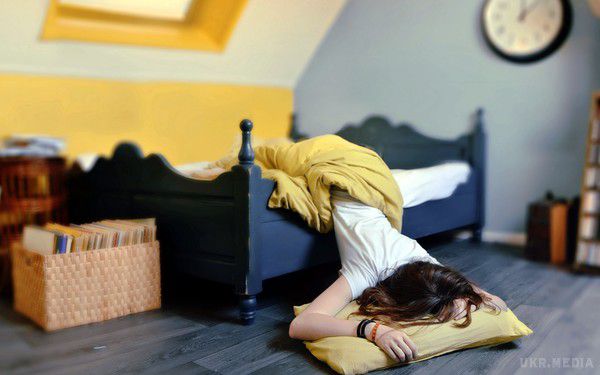 Вчені: В неділю кожна людина повинна спати довше звичайного. Згідно з останніми дослідженнями вчених з Британії, за статистикою більшість підлітків по всьому світу сплять у вихідні дні набагато довше, ніж їх батьки і в цілому старше покоління. Цьому фахівці з Університету Суррея знайшли наукове пояснення, у зв'язку з чим рекомендують абсолютно всім, і дорослим, і дітям, як слід висипатися по неділях.