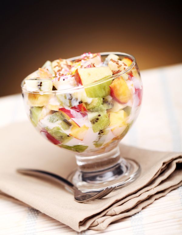 Цікавий рецепт фруктового салату з йогуртом на зиму. Від холоду і стресу взимку організм вимагає, щоб ми як слід запасалися калоріями.