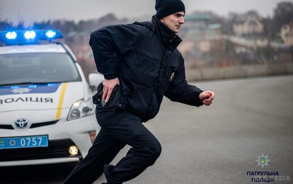 У Києві водій покатала на капоті авто і покусала патрульних. При спробі надіти наручники порушниця нецензурно висловлювалася, а пізніше викликала собі швидку, пославшись на стрес і "погане самопочуття"
