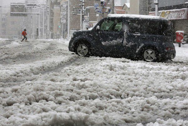 В Японії через сильні снігопади скасовано понад 130 рейсів. Територію північно-східній і східній частині Японії накрили сильні снігопади. В результаті розгулу стихії на даний момент скасовано понад 130 авіаційних рейсів, передає інформаційний джерело Fly Team.