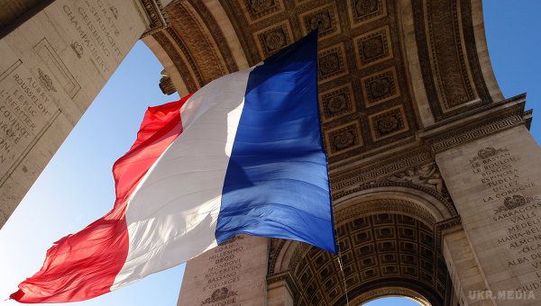 У Франції запроваджено надзвичайний економічний стан. Президент Франції Франсуа Олланд запровадив надзвичайний економічний стан у країні. Він пояснив, що хоче переглянути економічну і соціальну модель держави. 
