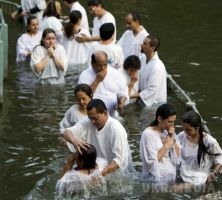 Хрещення 2016: паломники їдуть на річку Йордан, щоб побачити неймовірне (відео). 19 січня східні християни святкують Хрещення 2016 .