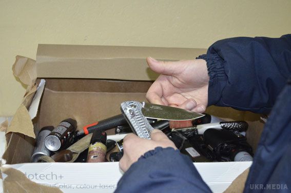 На Антикорупційному форумі в Харкові вилучено зброю - поліція. У Харківській поліції стверджують, що на Анкоррупционний форум намагалися потрапити люди з ножами і пістолетами
