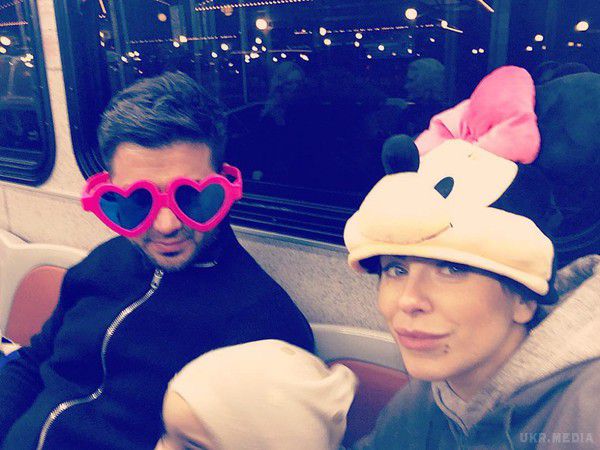 Ані Лорак проїхалася з чоловіком в метро. Українська співачка Ані Лорак опублікувала кумедне фото з чоловіком.