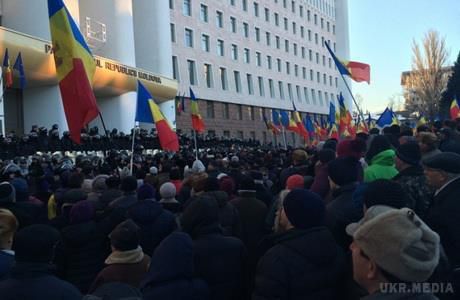 У Молдові  активісти штурмували парламент. Мітинг протесту через обрання прем*єра Молдови, підконтрольного олігарху та депутату Володимиру Плахотнюку, завершився штурмом парламенту