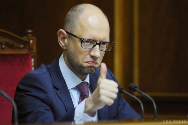 "13-ої зарплати" у Кабміні не отримали. Прем'єр Арсеній Яценюк, віце-прем'єр-міністр культури В'ячеслав Кириленко, віце-прем'єр, міністр регіонального розвитку Геннадій Зубко і міністр Кабміну Ганна Онищенко не отримали премії за результатами роботи в 2015 році.