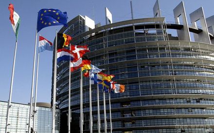 У Європарламенті підтримали скасування візових вимог для українців. Європарламент закликає керівні інституції ЄС продовжити законодавчу процедуру включення України до переліку держав, для громадян яких скасовуються візові вимоги