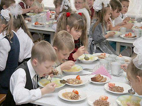 Кабмін скасував безкоштовне харчування для учнів молодших класів у школах. Кабінет міністрів України скасував безкоштовне харчування для школярів 1-4 класів, залишивши безкоштовним тільки харчування для дітей з малозабезпечених сімей.
