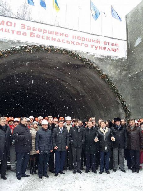 Україна успішно прокладає Бескидський тунель, найважче позаду. "Укрзалізниця" завершила перший і найважчий етап оновлення другого за довжиною залізничного тунелю України. 