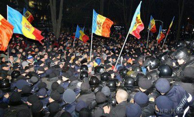 Спроба проросійського путчу в Молдові пригнічена. Прихильники трьох партій (Партії Соціалістів, Нашої Партії і Платформи ДА) зробили спробу штурму парламенту.