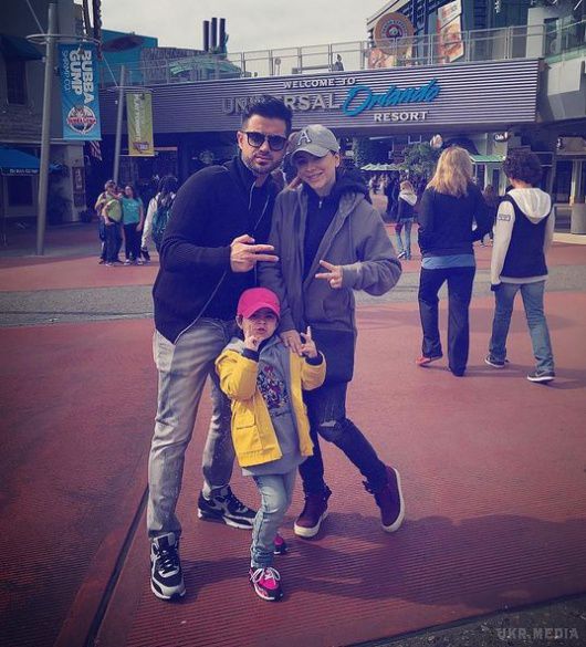 Ані Лорак з чоловіком і дочкою в Disneyland. Співачка поділилася з шанувальниками сімейним знімком. 